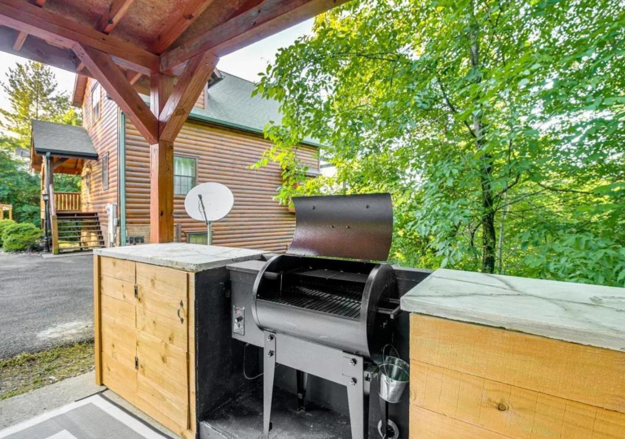 Fabulous Pet-Friendly, Family Cabin With Outdoor Kitchen, Hot Tub, Sauna, Fireplace, Theater Room, Arcade, Pool Table, And Fire Pit Within Minuties Of Dollywood Sevierville Exteriér fotografie