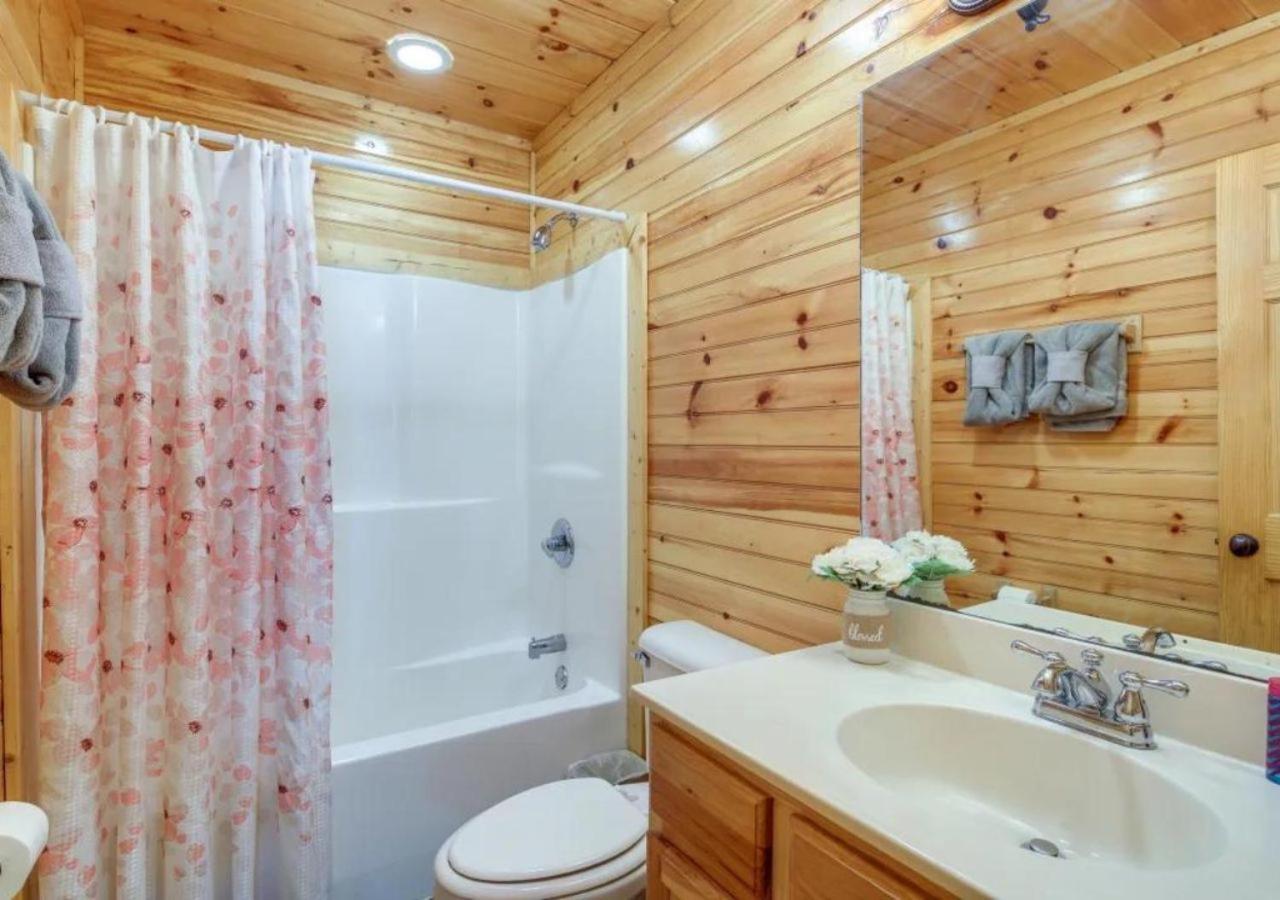 Fabulous Pet-Friendly, Family Cabin With Outdoor Kitchen, Hot Tub, Sauna, Fireplace, Theater Room, Arcade, Pool Table, And Fire Pit Within Minuties Of Dollywood Sevierville Exteriér fotografie